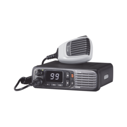 Radio móvil digital de 99 canales seleccionables, en rango de 380-470MHz, GPS, y bluethooth incluido, con pantalla numérica.
