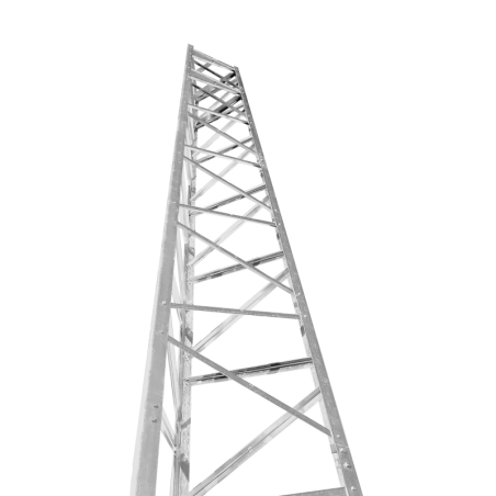 Torre autosoportada Titan T-300 de 17 metros (56 pies) con base.